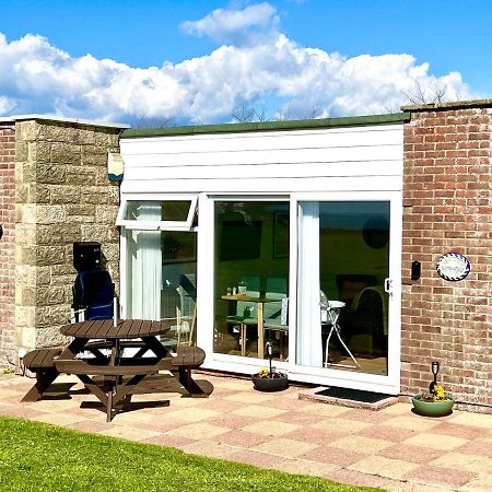 Seaview Self-Catering Coastal Bungalow In Rural West Wight Freshwater Exterior photo