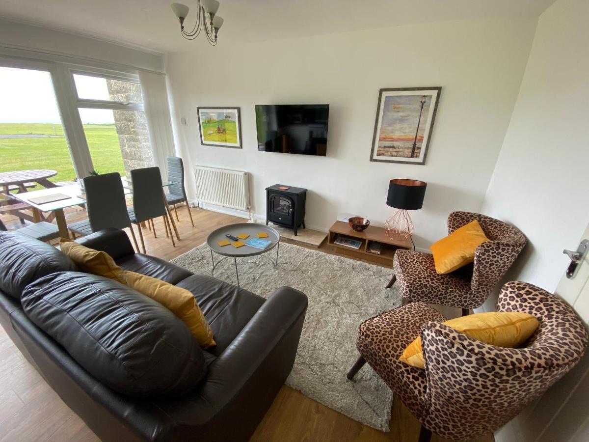 Seaview Self-Catering Coastal Bungalow In Rural West Wight Freshwater Exterior photo