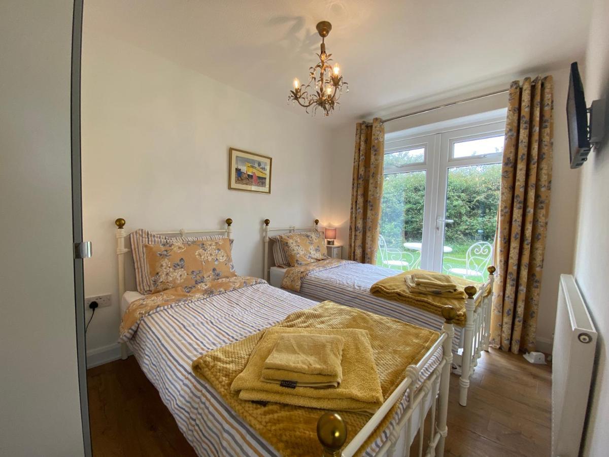 Seaview Self-Catering Coastal Bungalow In Rural West Wight Freshwater Exterior photo