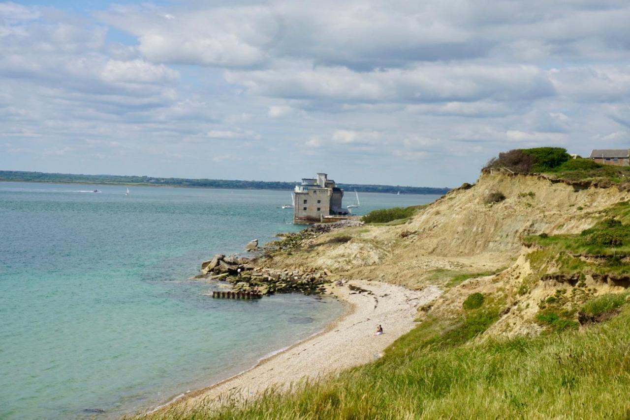 Seaview Self-Catering Coastal Bungalow In Rural West Wight Freshwater Exterior photo