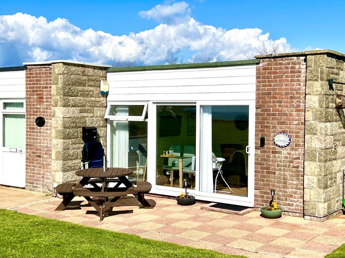 Seaview Self-Catering Coastal Bungalow In Rural West Wight Freshwater Exterior photo